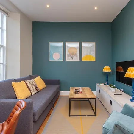 Lovely Apartment Beneath Edinburgh Castle Exterior photo