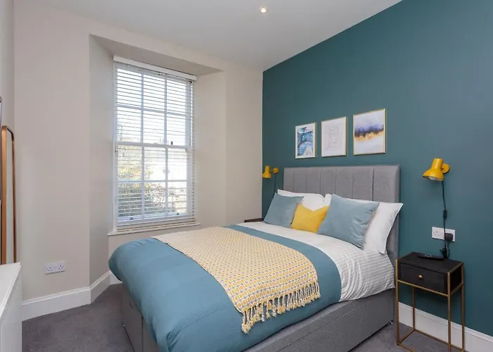 Lovely Apartment Beneath Edinburgh Castle