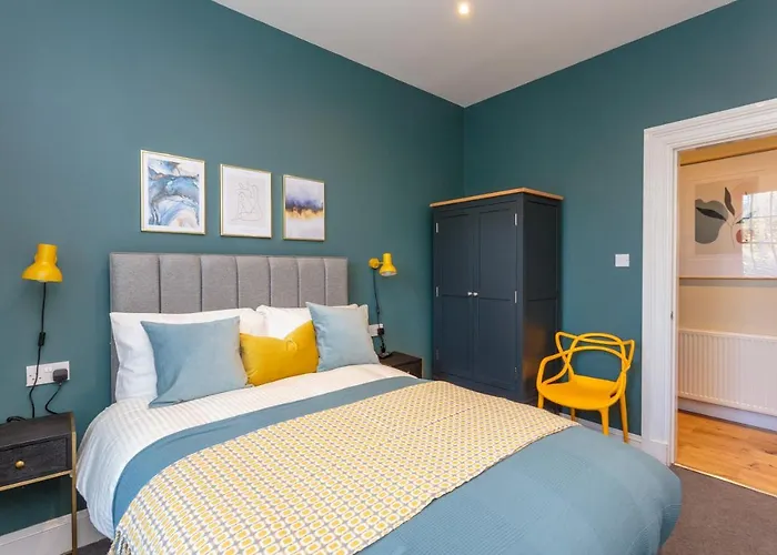 Lovely Apartment Beneath Edinburgh Castle